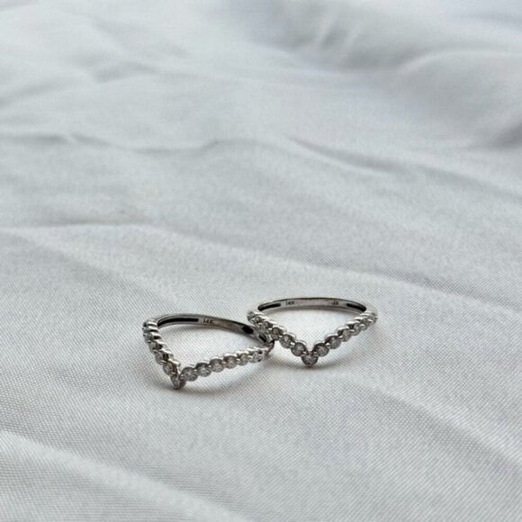 ladies multistone chevron style band made in 14kt white gold - Picture 5 of 9